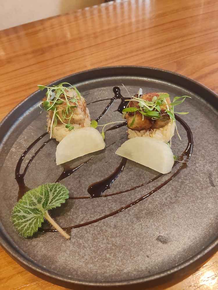 お箸を使って食べられる