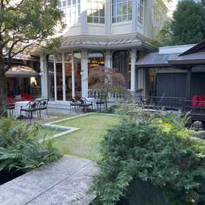 披露宴会場の前室に繋がる中庭。鯉が泳いでいました。披露宴会場に向かうときにワクワクする雰囲気です。