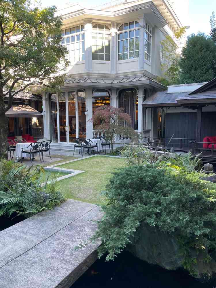 披露宴会場の前室に繋がる中庭。鯉が泳いでいました。披露宴会場に向かうときにワクワクする雰囲気です。