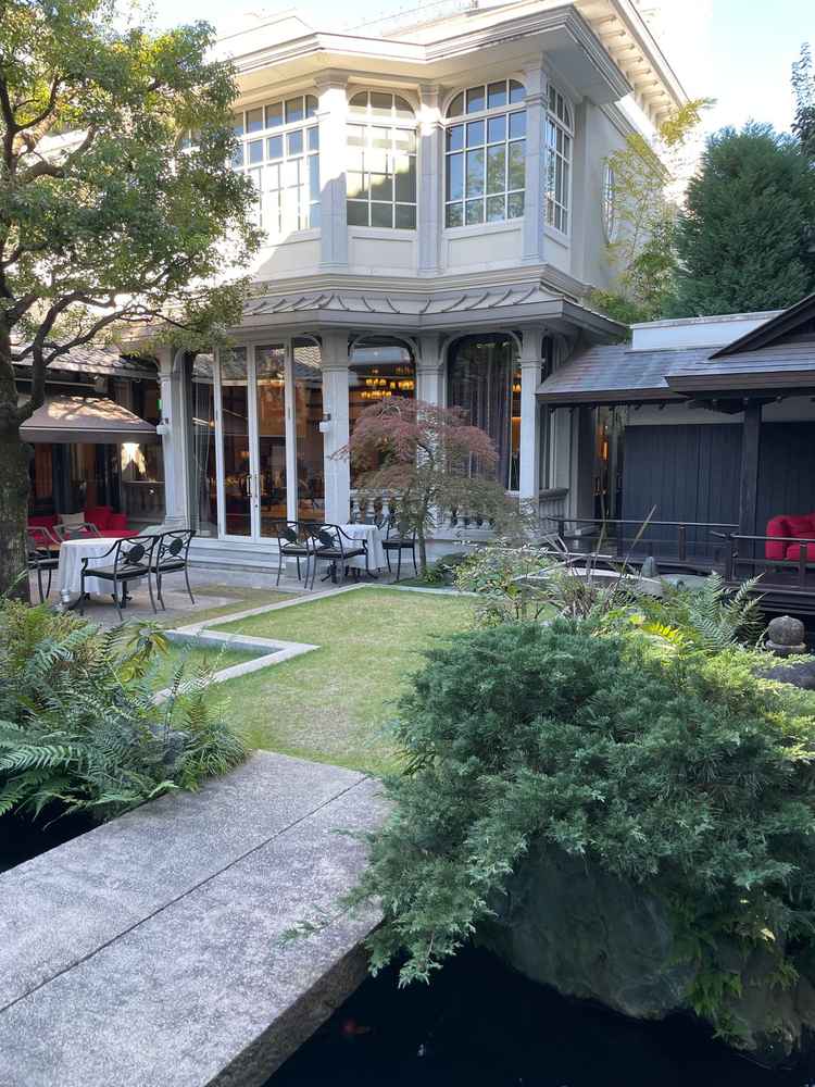 披露宴会場の前室に繋がる中庭。鯉が泳いでいました。披露宴会場に向かうときにワクワクする雰囲気です。