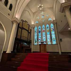 5段上がるので後ろの席の方も見やすい。ステンドグラスが素敵。