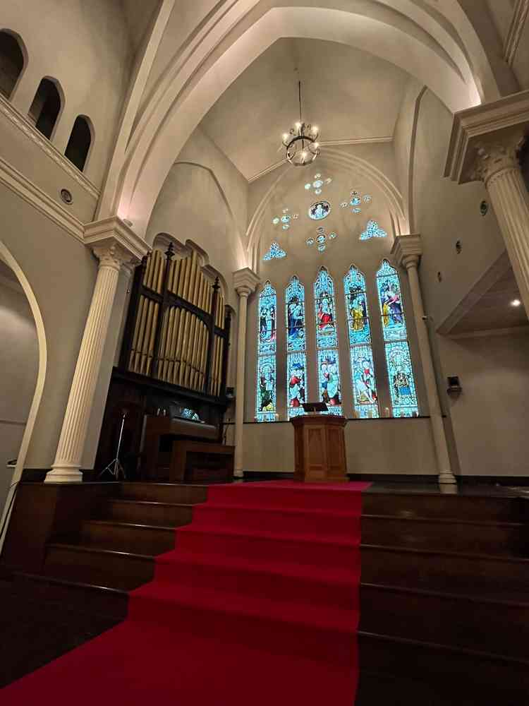 5段上がるので後ろの席の方も見やすい。ステンドグラスが素敵。