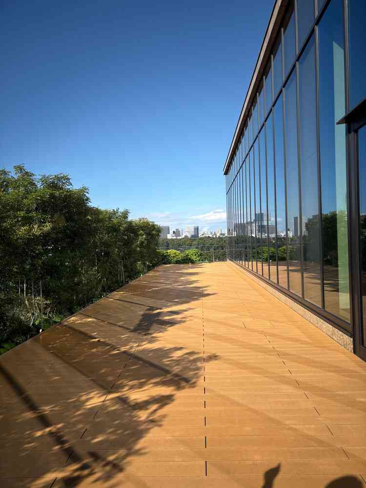 晴天時はここでフラワーシャワーをします。皇居が見えとても好きな雰囲気でした