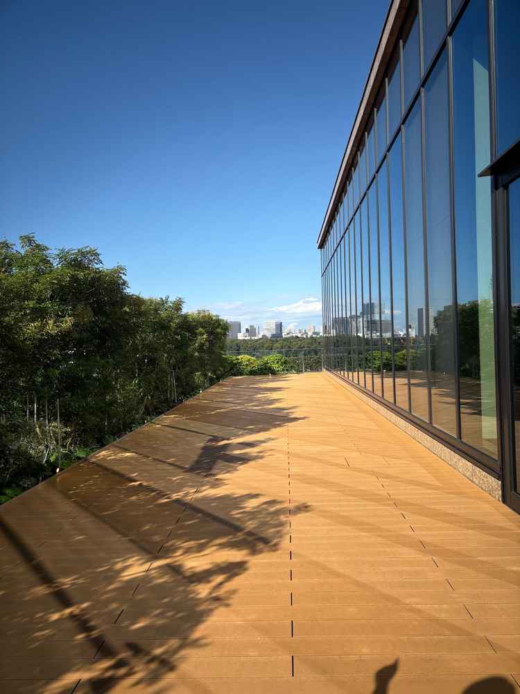 晴天時はここでフラワーシャワーをします。皇居が見えとても好きな雰囲気でした