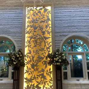 誓いの場所は窓からの自然光が入り、緑も見えて開放的な空間でした。シャンデリアも素敵でした。