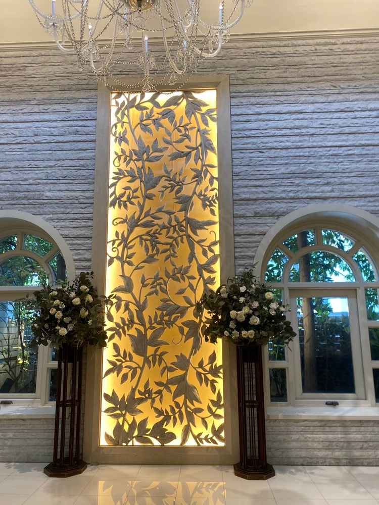 誓いの場所は窓からの自然光が入り、緑も見えて開放的な空間でした。シャンデリアも素敵でした。