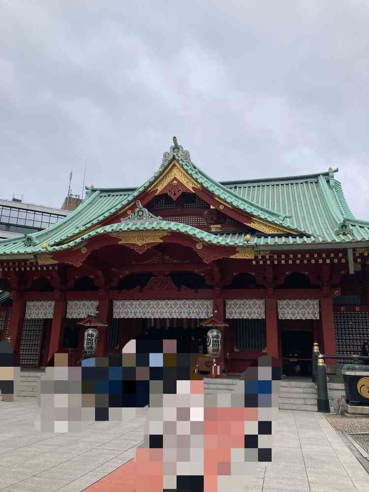 式を挙げる神社になります。格式高く、和の雰囲気を感じます。中も広すぎずゲストの顔を見渡せます。