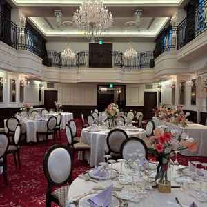 天井が高く、赤色の床が素敵な披露宴会場。