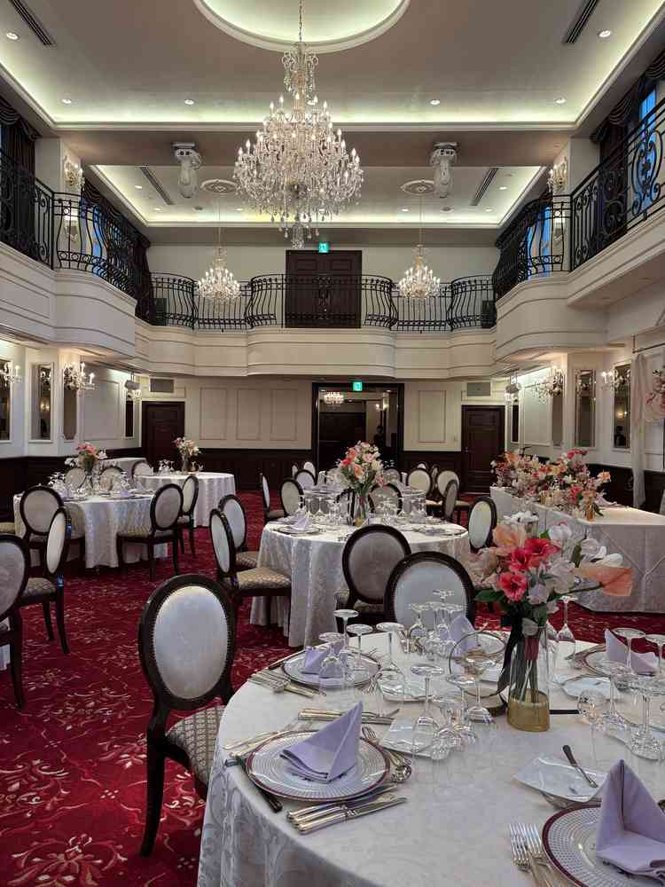 天井が高く、赤色の床が素敵な披露宴会場。