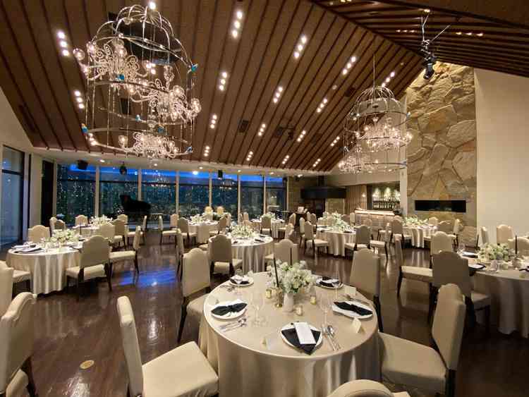 披露宴会場の写真。鳥籠の装飾やガーデンなど、メルヘンな雰囲気があり素敵でした。