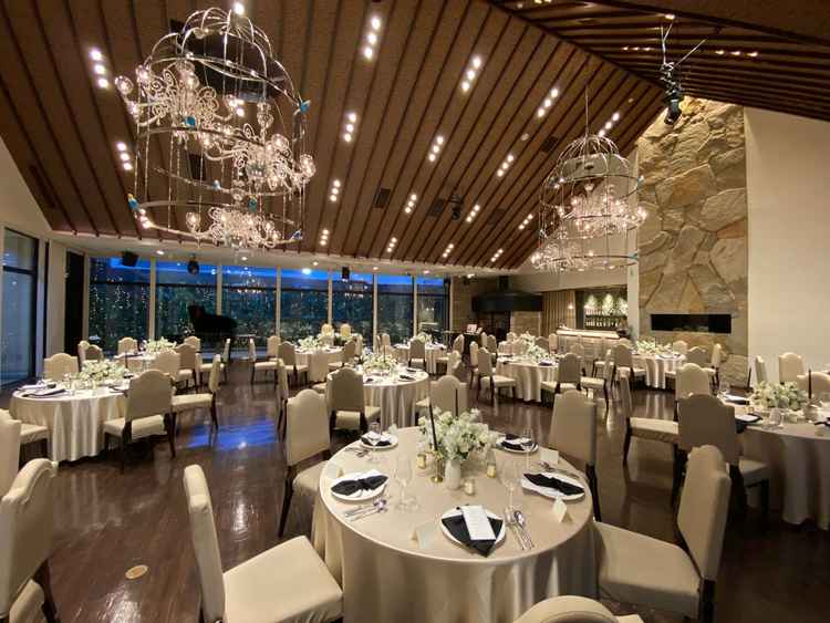 披露宴会場の写真。鳥籠の装飾やガーデンなど、メルヘンな雰囲気があり素敵でした。