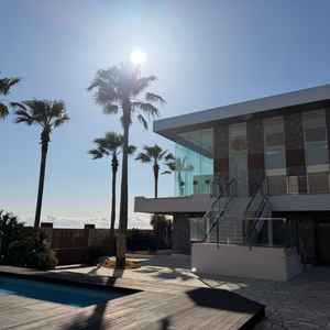 ヤシの木とプールで非日常感を感じられる