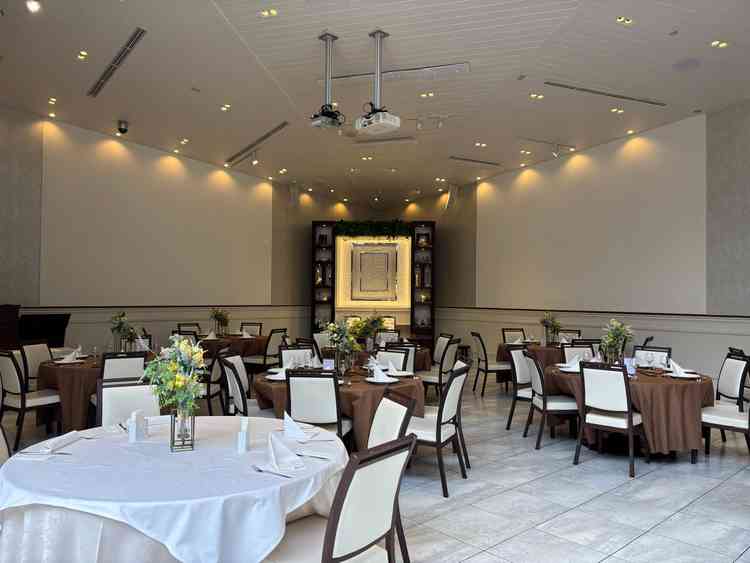 披露宴会場、写真で見たより広く感じた