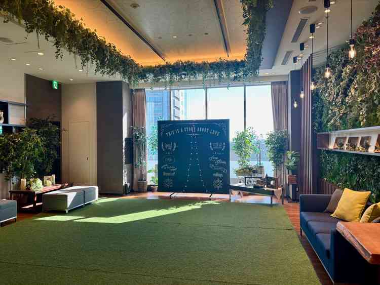 披露宴会場の横のフォト&歓談スペース