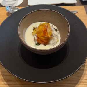 試食させていただいたオマール海老と冷たいスープです。中にはジュレがあり、見た目も綺麗でした。