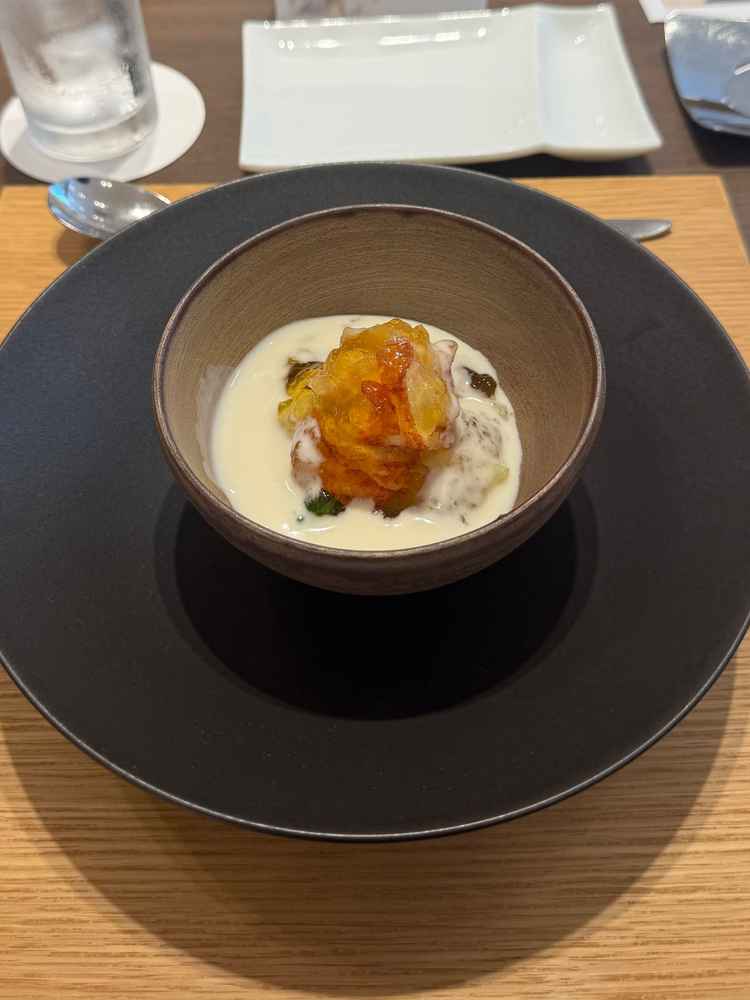 試食させていただいたオマール海老と冷たいスープです。中にはジュレがあり、見た目も綺麗でした。