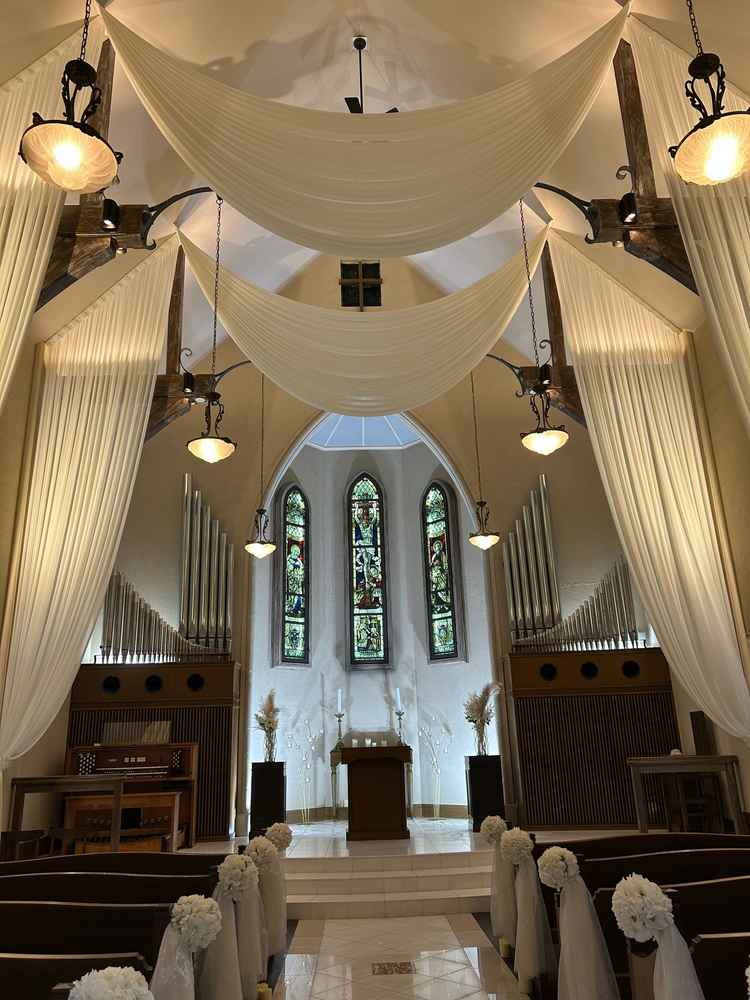 チャペル。天井が高く荘厳。お花はいつもは緑を基調にしているそう。白いお花も素敵。自由に選べるとのこと