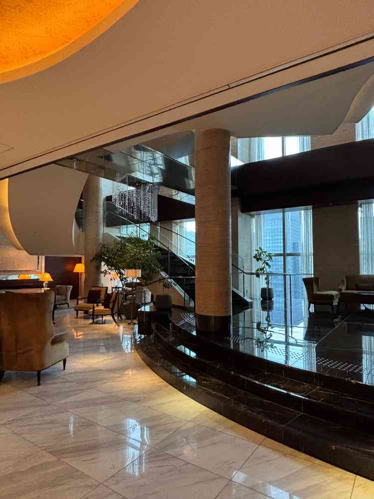 集合写真を撮ったり挙式から披露宴に移動する際に通る螺旋階段