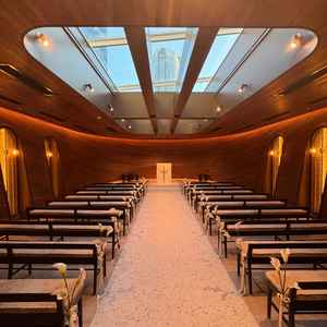 夕方に撮った写真です。天窓で太陽が昇る時間帯は陽が入って素敵な写真を見せてもらいました。