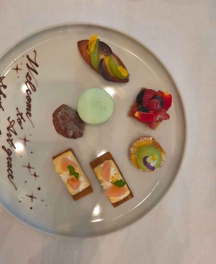 デザートビュッフェを体験しました。試食の後にこちらの自分で選んだデザートを出していただきました。