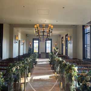 チャペル。17メートルのバージンロードは長く、横幅が狭く感じた。