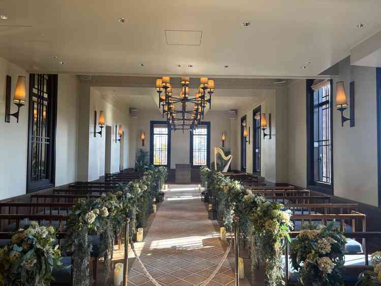 チャペル。17メートルのバージンロードは長く、横幅が狭く感じた。