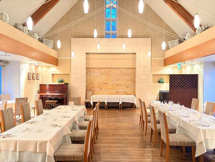 披露宴会場は天井が高く、スペース以上に広く感じました。奥行きもあり、ゆとりがあります