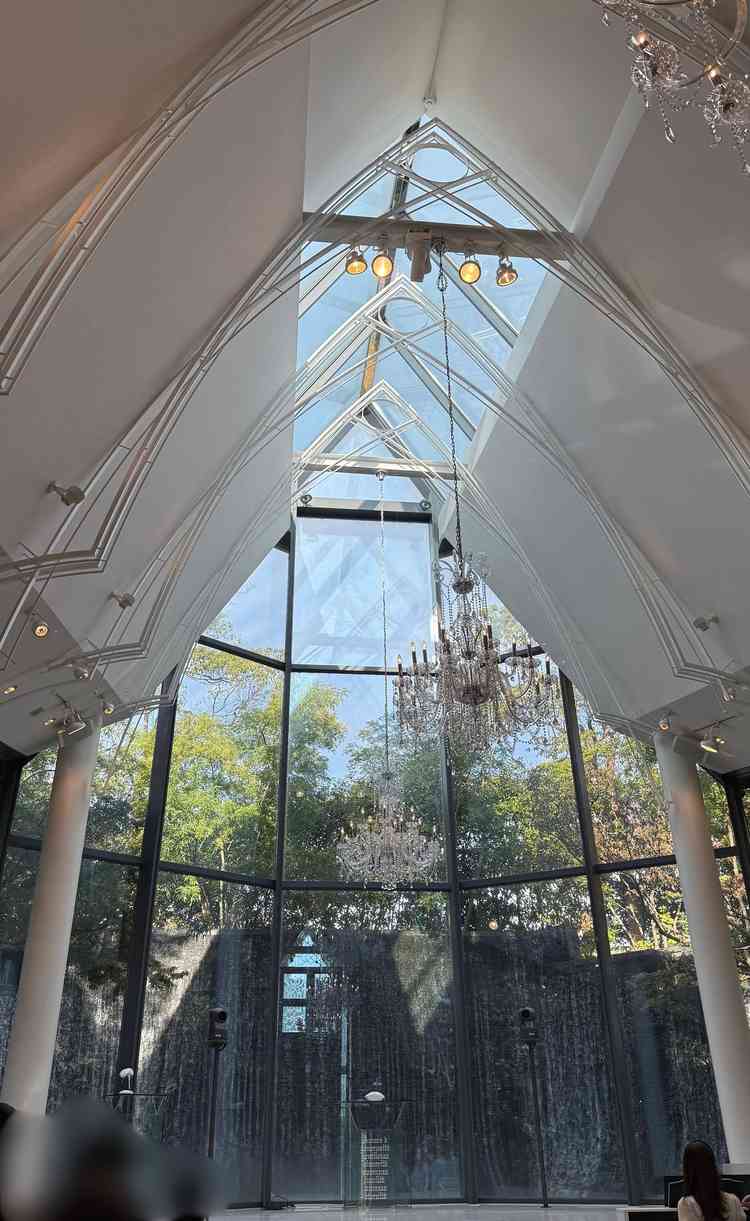 他にない唯一無二のチャペル。滝が特徴で非常に幻想的な雰囲気だった。滝の影響で天気も関係なさそう。