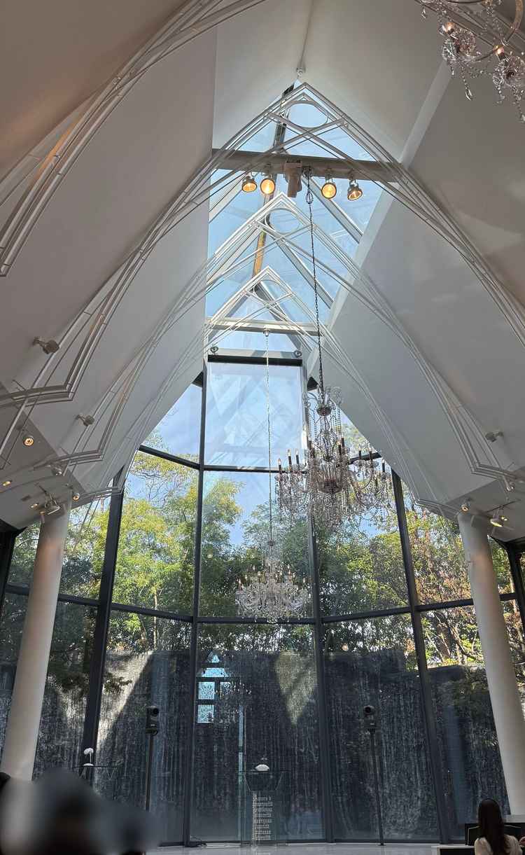 他にない唯一無二のチャペル。滝が特徴で非常に幻想的な雰囲気だった。滝の影響で天気も関係なさそう。