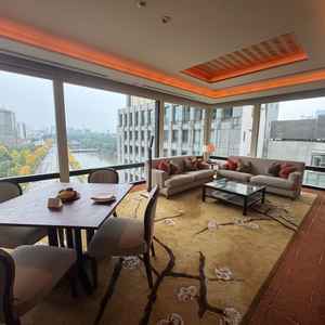 式の前後滞在となるスイートルームを見学させていただきました。家族とも十分に過ごす時間を作れそうでした