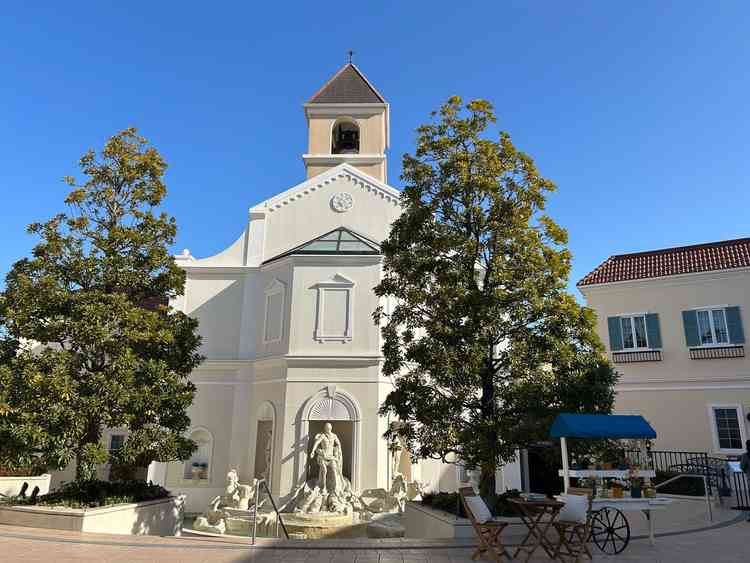 チャペルの外観。トレヴィの泉を模した像がおしゃれで可愛い。