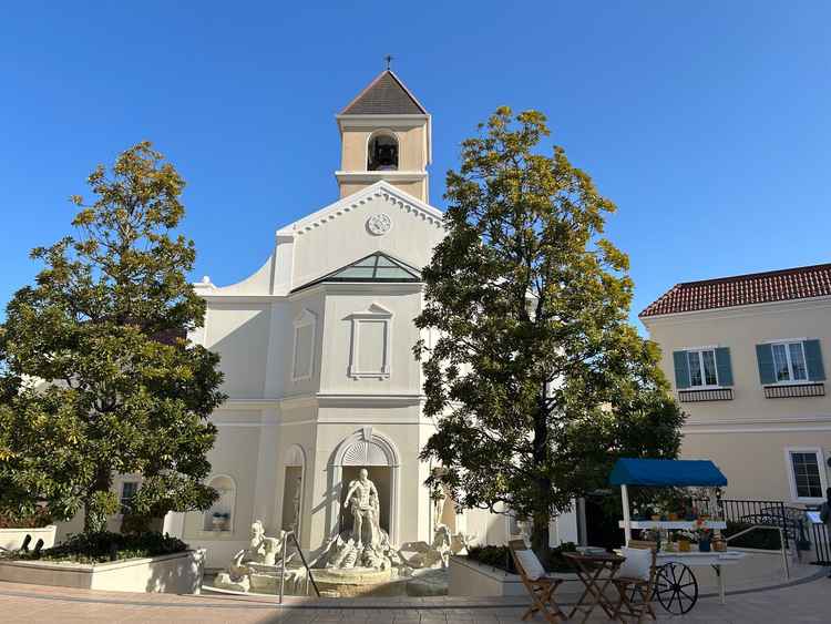 チャペルの外観。トレヴィの泉を模した像がおしゃれで可愛い。