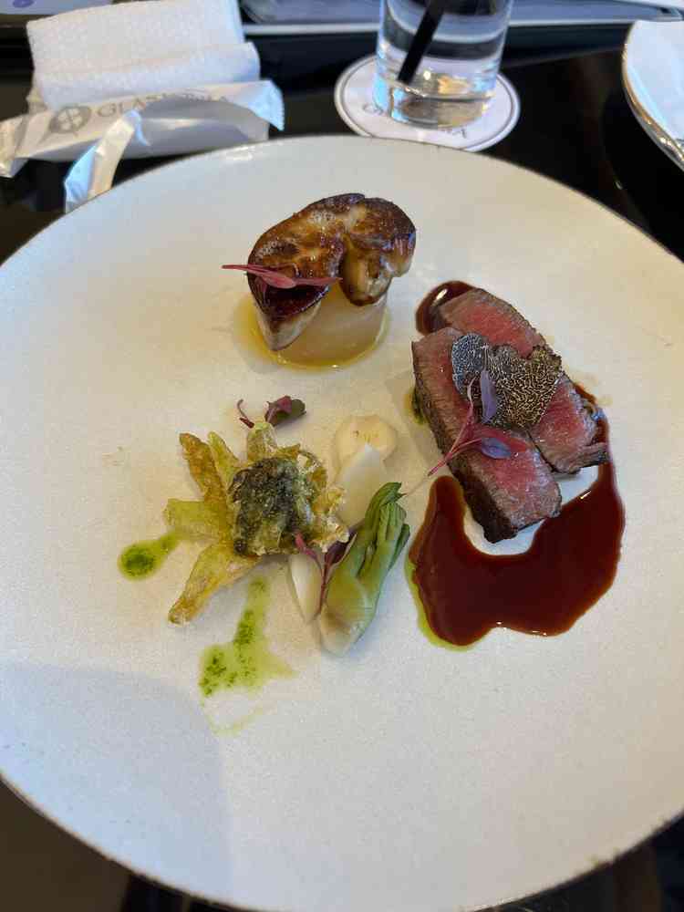 試食のメイン料理。彩も考えられており、目でも楽しめた。