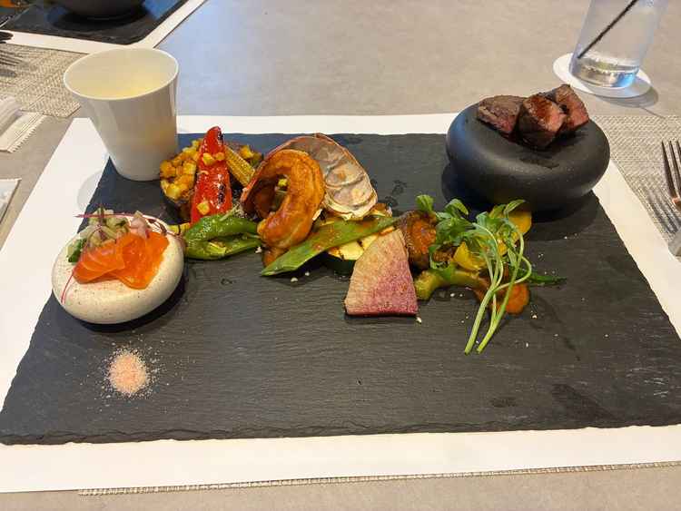 当日のコースをワンプレートで再現した試食。地元食材にこだわった料理は大阪一という評判通りの美味しさ。