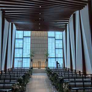 写真でのイメージ以上に広い披露宴会場。正面にはウエディングドレスが栄えるシャンパンイエローの壁