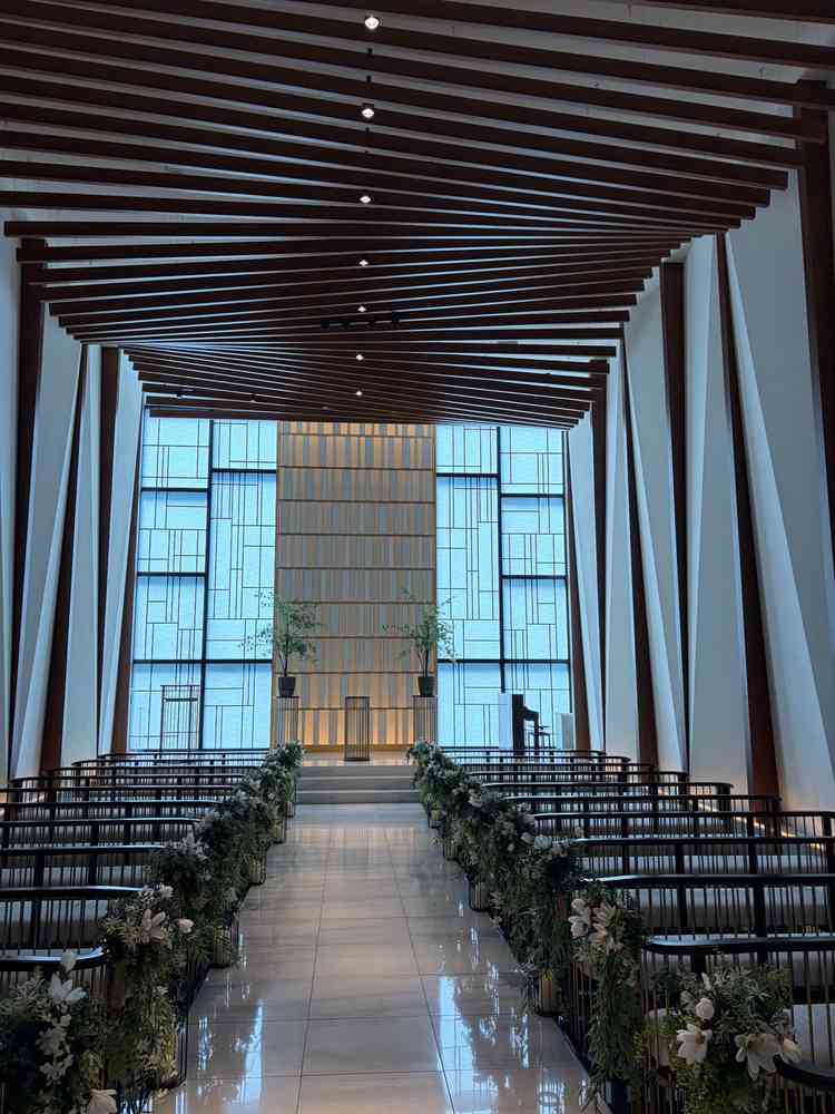 写真でのイメージ以上に広い披露宴会場。正面にはウエディングドレスが栄えるシャンパンイエローの壁