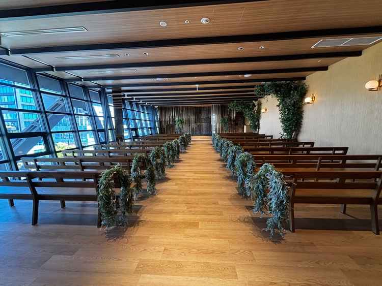 開放感のある緑あふれるチャペル。