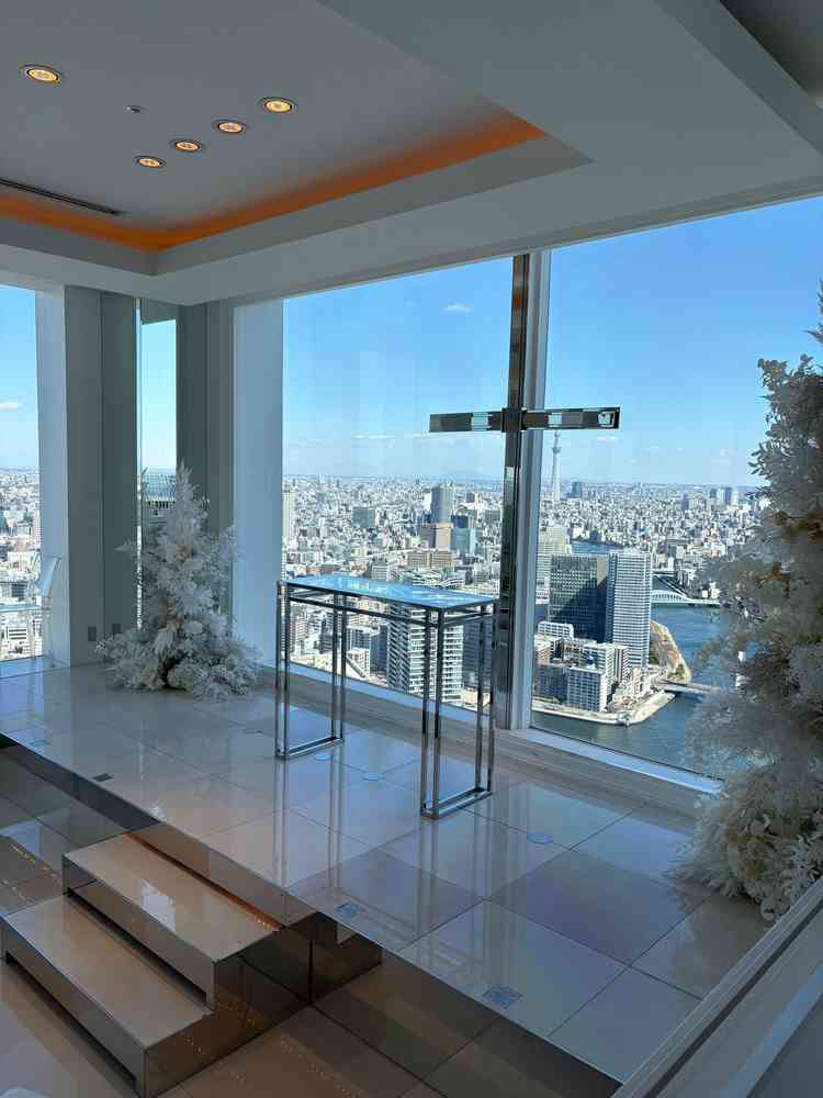 屋内チャペル。スカイツリーが見えてとても景色がよかった。少しこぢんまり感はある。