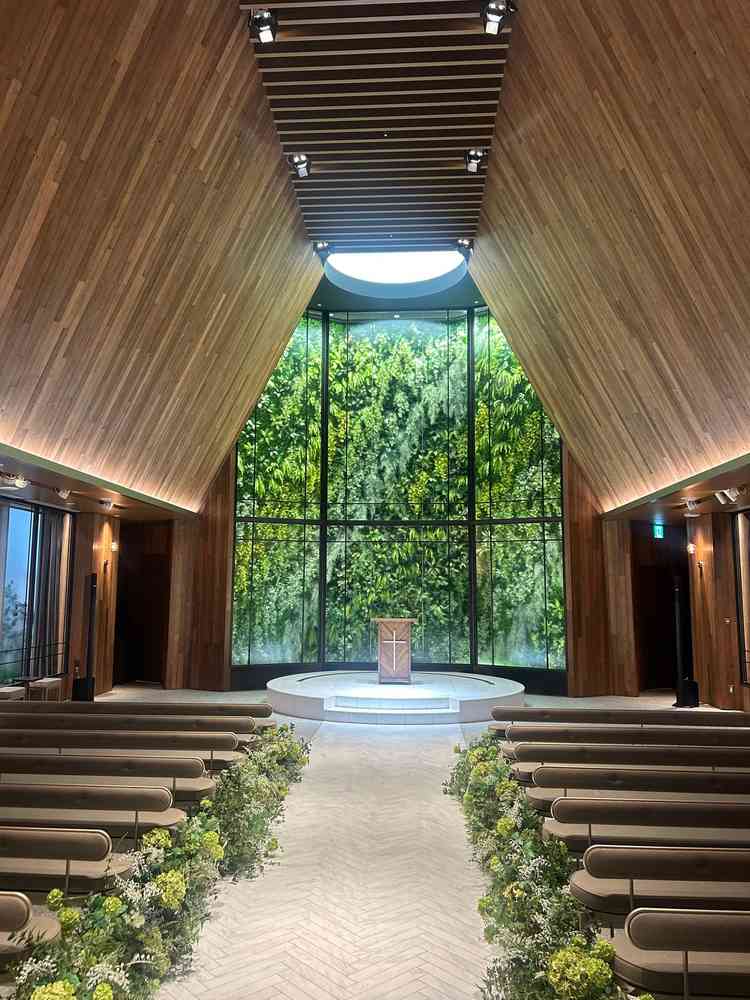 緑が基調になっているチャペルです。ドレスが白になるので、ドレスが映える印象を受けました。