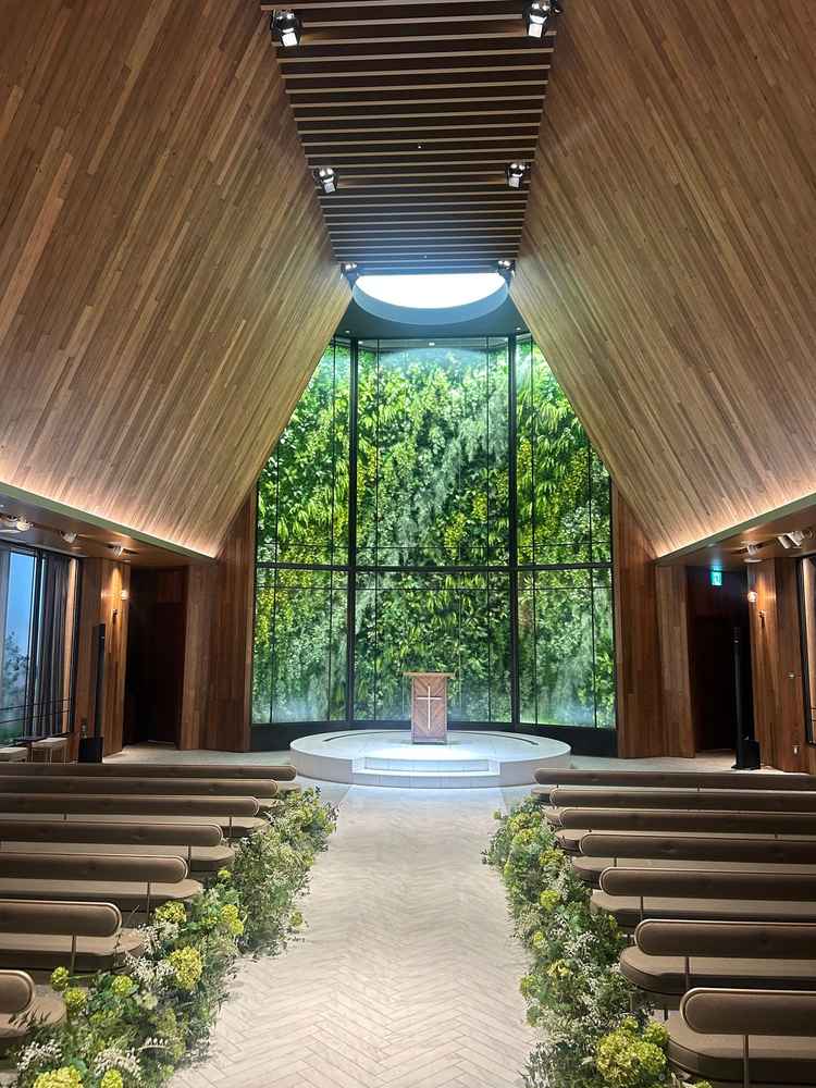 緑が基調になっているチャペルです。ドレスが白になるので、ドレスが映える印象を受けました。