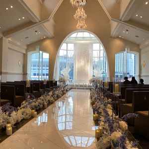 リゾートウエディングのようなチャペル。天のスワロフスキーが印象的