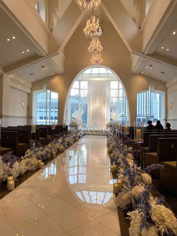 リゾートウエディングのようなチャペル。天のスワロフスキーが印象的