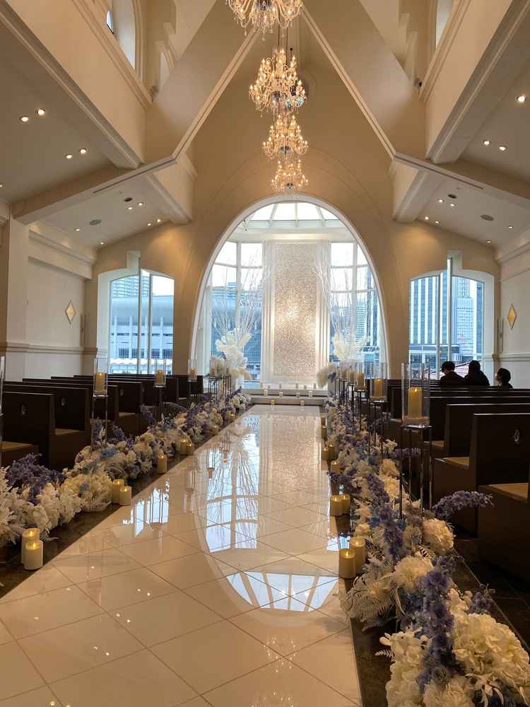 リゾートウエディングのようなチャペル。天のスワロフスキーが印象的