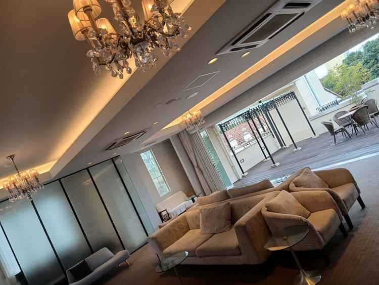 ゲストの待合室です。すごく広い部屋でバルコニーからはきれいな式場がよく見えました。外が見えて良いです