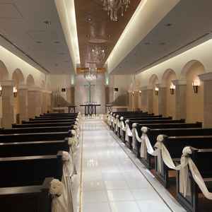 ホテルに２つあるチャペルの一つ。最前列は写真が撮りやすかったりと細かな工夫がされていた。