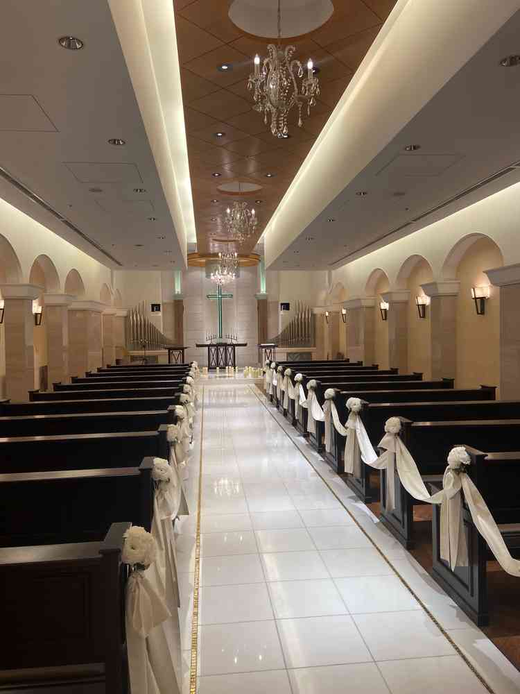 ホテルに２つあるチャペルの一つ。最前列は写真が撮りやすかったりと細かな工夫がされていた。