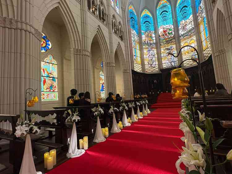 正面だけでなく横の壁にもステンドグラスがあしらわれてどこから見ても素敵でした。