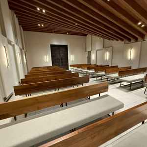 挙式会場。スタイリッシュで木の温もりを感じる。