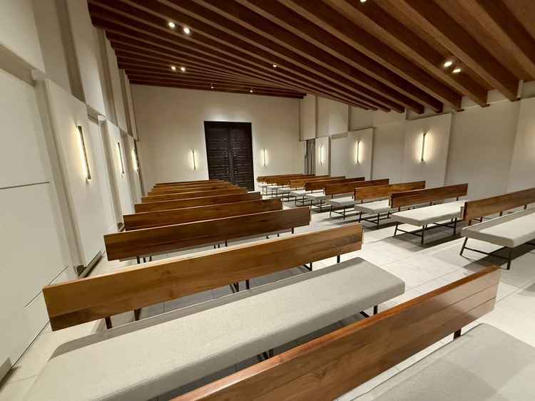 挙式会場。スタイリッシュで木の温もりを感じる。