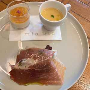 前菜の生ハムサラダ、さつまいもスープ、コンソメジュレがかかったムースです。